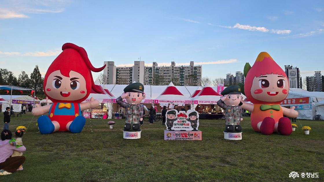 고구마가 살짝 젓갈에 발 담근 강경 젓갈 축제에 사람들이 북적북적