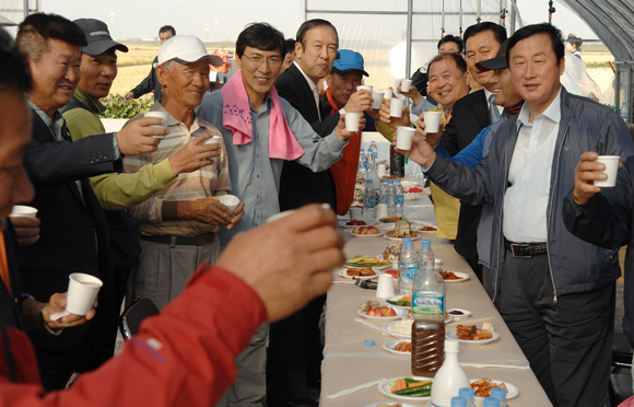 안희정 지사가 15일 예산군 용동리 미황쌀 추수를 마치고 농민들과 함께 건배를 하고 있다. 