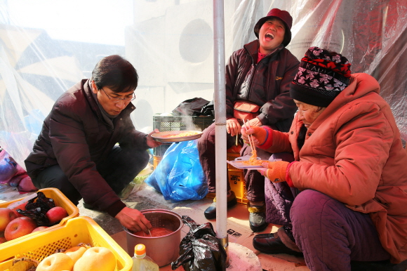 안희정 지사가 8일 예산 역전 시장에서 상인들과 함께 라면을 먹고 있다.