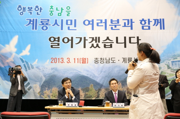 안희정 지사가 11일 계룡 문화예술의전당에서 지역리더와 대화를 나누고 있다.