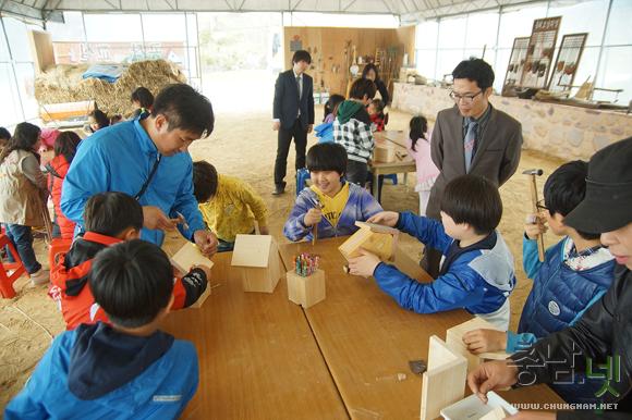구항초등학교 학생들이 내현권역 공작교실에서 새집만들기 체험을 하고 있다.