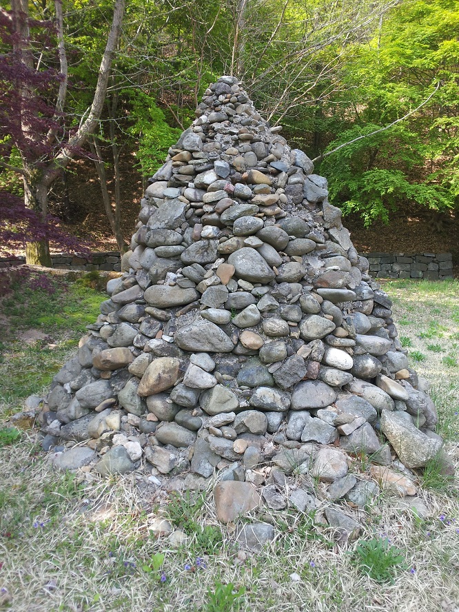 전투에 패하여 쓰러져간 농민군들의 넋을 위로하기 위해 쌓은 돌탑.
