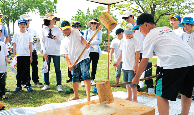 “으라차차” - 참가자들이 서산 해미읍성에서 떡메치기 체험을 하며 즐거운 시간을 보내고 있다.