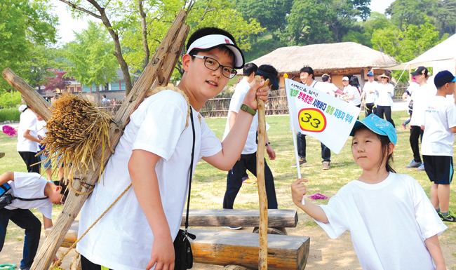 지게와 지팡이 - 참가자들이 서산 해미읍성에서 각종 민속체험을 하며 즐거운 시간을 보내고 있다.