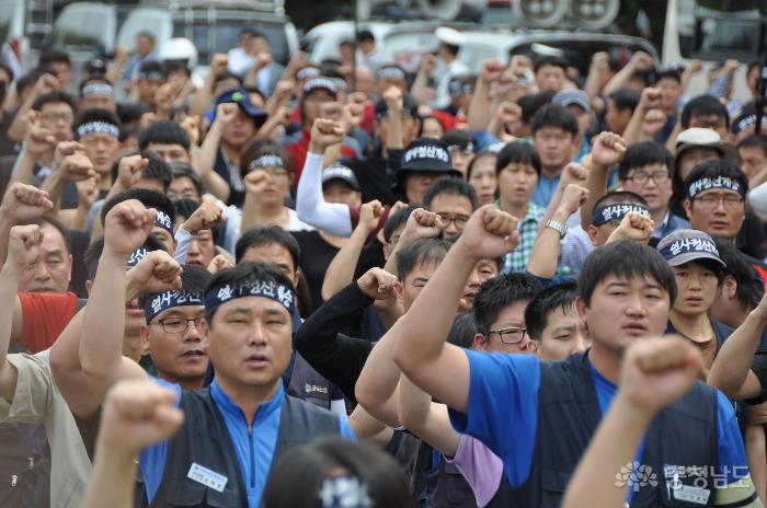 영결식에 참석한 비정규노동자들이 비정규직 철폐와 정몽구 구속을 외치고 있다. 