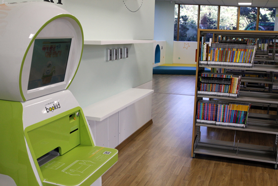 중앙도서관에 설치된 첨단 장비. 사진은 어린이들에게 독서통장을 발급해 주는 장비로 어린이만을 위한 도서공간에 설치돼 있다. 