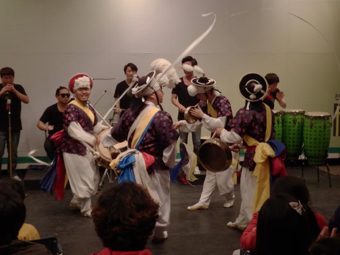 지난달 31일 열린 사랑방콘서트에서 전통연희단체 난장앤판이 공연하고 있다.