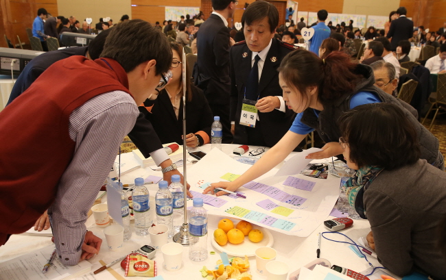 덕산 리솜스파캐슬에서 열린 2013 충남도민회의에서 참석자들이 토론을 하고 있다.