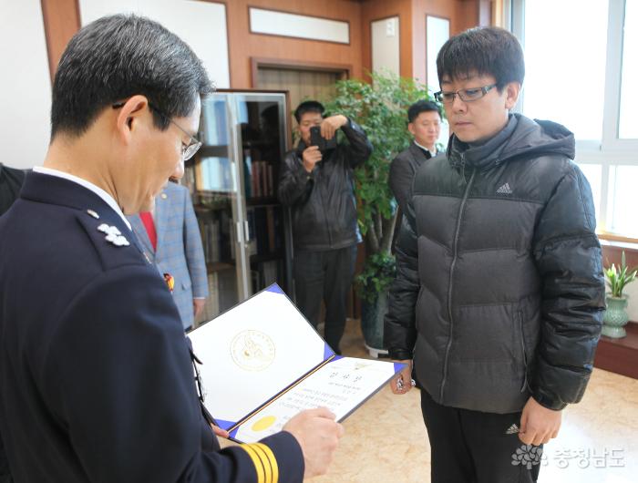김민수씨가 백승엽 청장으로부터 용감한 시민상을 받고 있다. ⓒ 충남지방경찰청