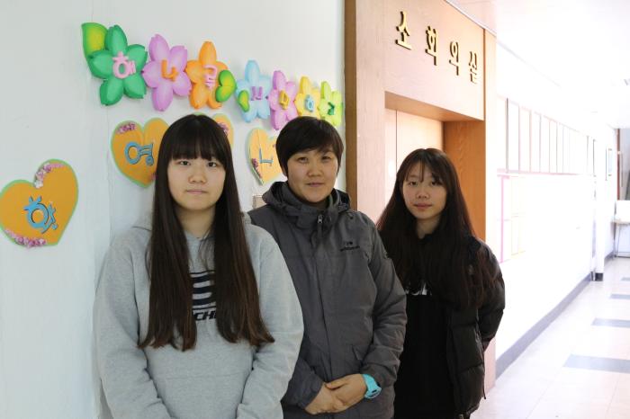(왼쪽부터)해나루시민학교에서 어르신들을 가르치는 김환솔·연지운·이원미 교사