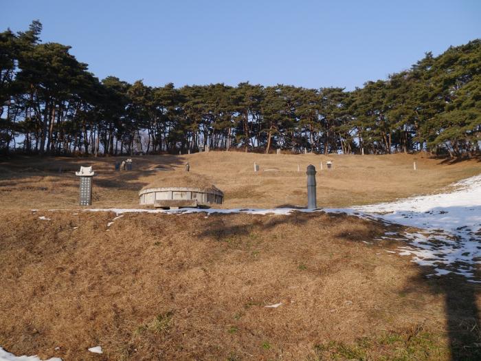 홍가신 선생과 다른 일가친척이 함께 자리잡고 있는 묘소(기념관 뒷편)