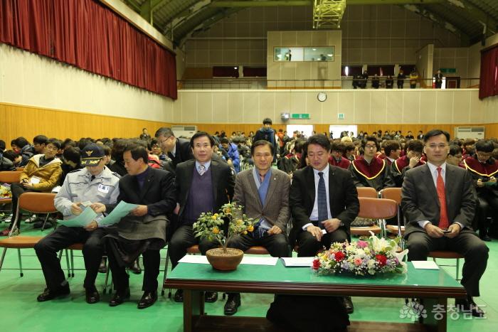 참석한 내외빈들이 졸업식을 지켜보고 있다.
