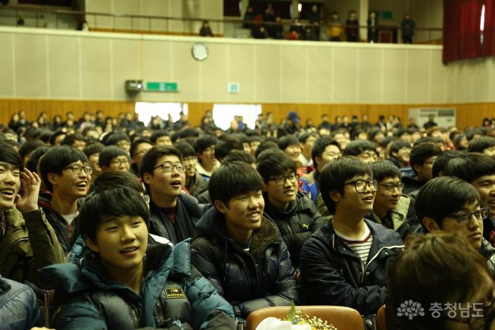 재학생들이 선배들의 졸업식을 지켜보고 있다.