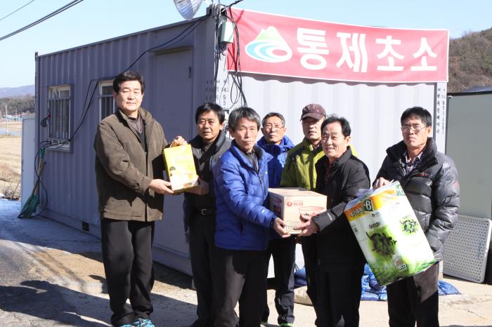 한우협회 임원들이 남양면 흥산리 AI방역초소를 방문하고 위문품을 전달하고 있다.