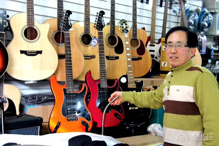  “사진 찍을 줄 알았으면 오늘 들어온 화려한 컬러 기타좀 전시할 걸”방철구 사장이 기타의 종류에 대해 설명하고 있다. ⓒ 무한정보신문