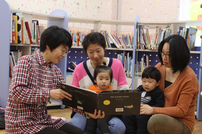 김영선 강사(왼쪽)가 책 읽어주는 방법에 대해 설명하고 있다.