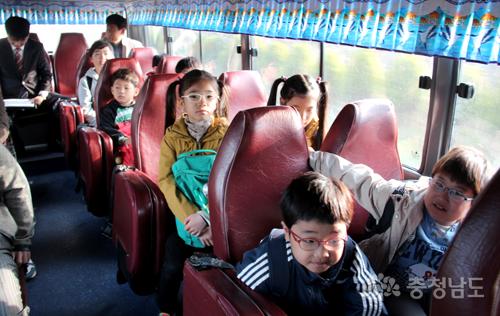 통학버스 운행 첫날 아이들의 표정이 밝다. ⓒ 무한정보신문