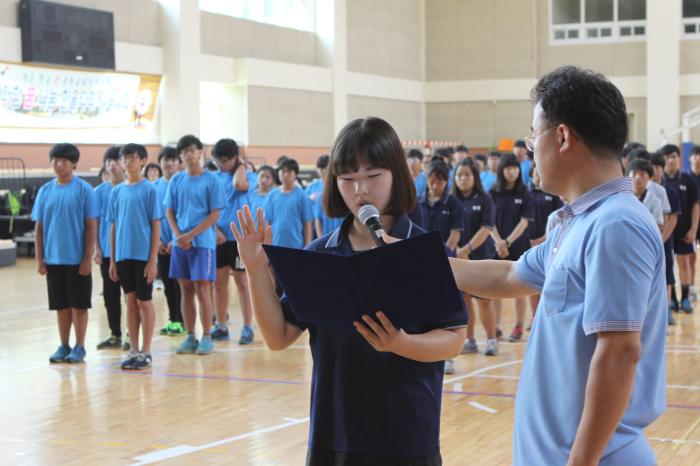 동영중 이채림 학생이 참가자를 대표해 선서하고 있다.