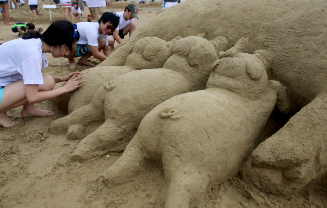 태안군 남면 몽산포해수욕장에서 내달 4일 ‘제12회 몽산포 국제 모래조각 페스티벌’이 개최된다. 사진은 지난해 모습 모래조각 페스티벌 모습.