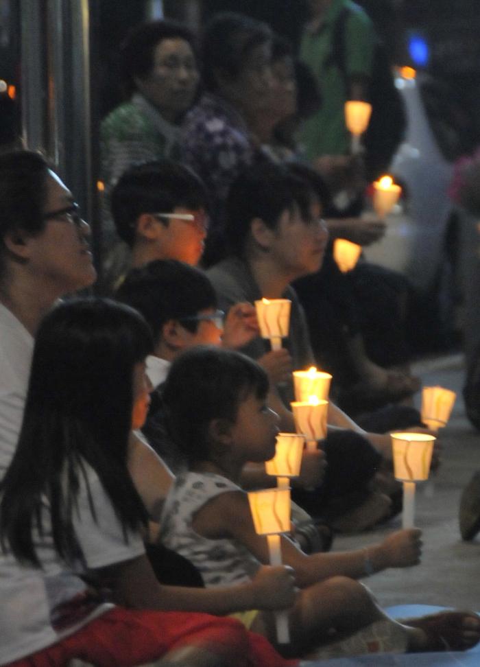 지난 24일 저녁 예산군 예산읍 분수광장에서 열린 세월호 촛불집회.