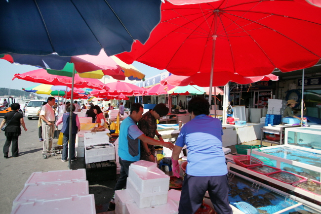 관광객들이 즐겨찾는 싱싱한 해산물 판매점