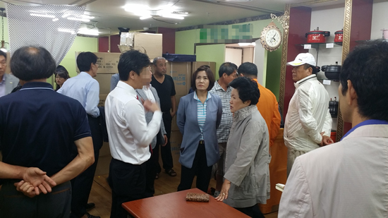 태안군의회의원들과 재래시장 상인들이 지난 2일 태안읍 ㅌ빌딩에 입주해 한달째 영업을 시작한 외지업체를 방문해 영업을 중단할 것을 촉구했다.
