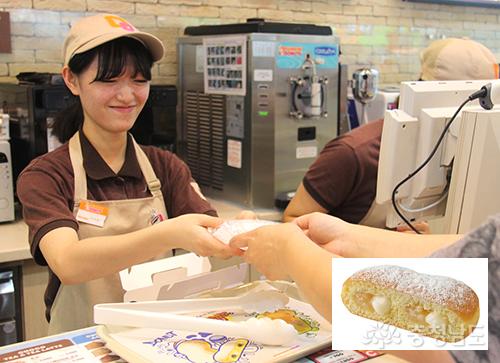 던킨도너츠 예산점 판매직원이 예산사과도넛을 구매고객에게 시식용으로 증정하고 있다. 오른쪽 아래 사진은 던킨도너츠 누리집에 소개돼 있는 ‘예산사과도넛’ 이미지. ⓒ 무한정보신문