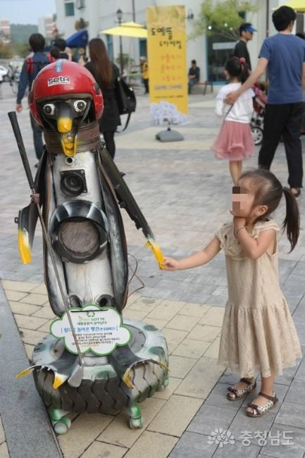지중해마을에서 만나는 로봇, 사람과 하나가되다 사진