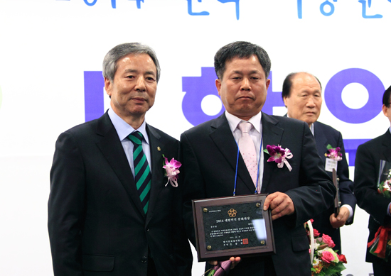 태안문화원이 전국 229개 문화원을 대상으로 선정한 2014 대한민국 문화상에서 종합경영부문 우수상을 수상하는 영예를 안았다.