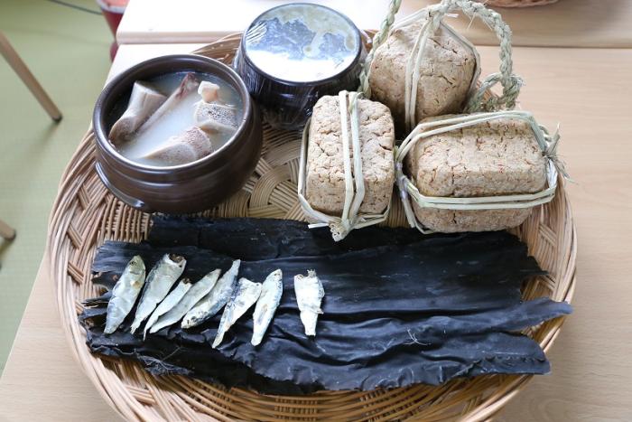해담골에서 논산만의 특별한 어육장을 만들기 위해 준비중인 식재료들.
