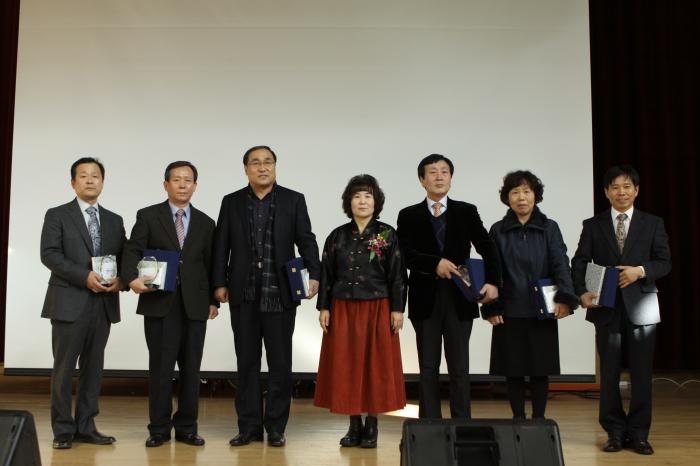 김은자 교육장(가운데)이 교육활동 우수교에 표창패를 전달하고 기념사진을 촬영하고 있다.  