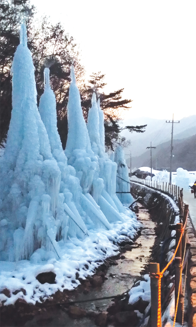 청양 칠갑산 얼음분수축제(14. 12. 24.~15. 2. 22.) 개최지‘알프스마을’을 새긴 얼음조각과 행사장 초입의 대형 얼음분수들.