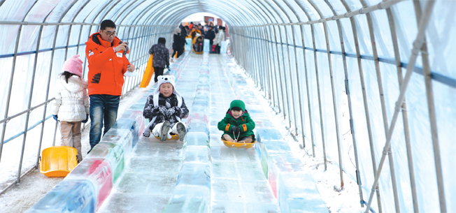 1월 7일 개장하는 논산 대둔산 수락계곡 얼음축제에서 즐기는 얼음 봅슬레이(제1회 행사 자료사진).
