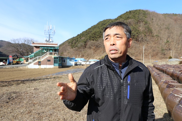 마을 현황을 설명해 주시는 김재창 이장님. 오른쪽 장독은 이 마을 특산물인 '청양고추 된장'이 발효중인 것입니다.