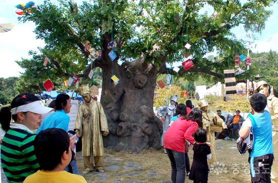 역사 속으로 사라지는 예산옛이야기축제. 사진은 2008년 예당저수지 조각공원에서 치러진 첫해 행사에 등장했던 옛이야기나무의 모습. ⓒ 무한정보신문
