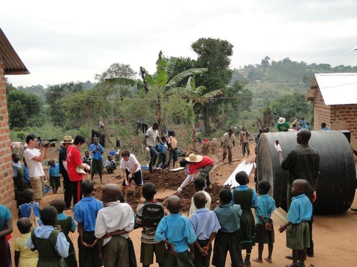 자연사랑 조청사업단에서 아프리카 우간다 고등학교에 찾아가 빗물지원시설을 해줄 당시의 모습