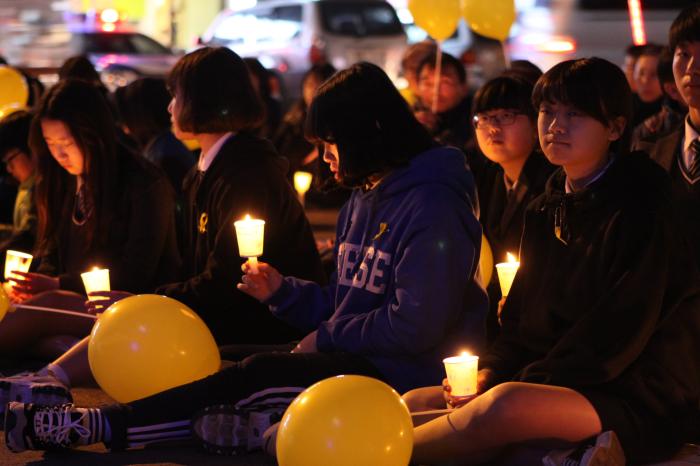 군내 고등학생들이 촛불과 노란풍선을 들고 세월호 희생자들을 추모하고 있다.