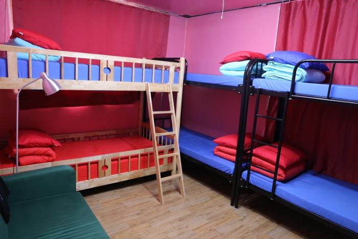 게스트하우스 내부 숙소. 6명이 잠잘수 있는 공간에 침대가 놓여져 있다.