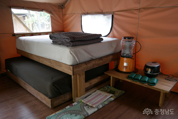 글램핑 텐트의 침대