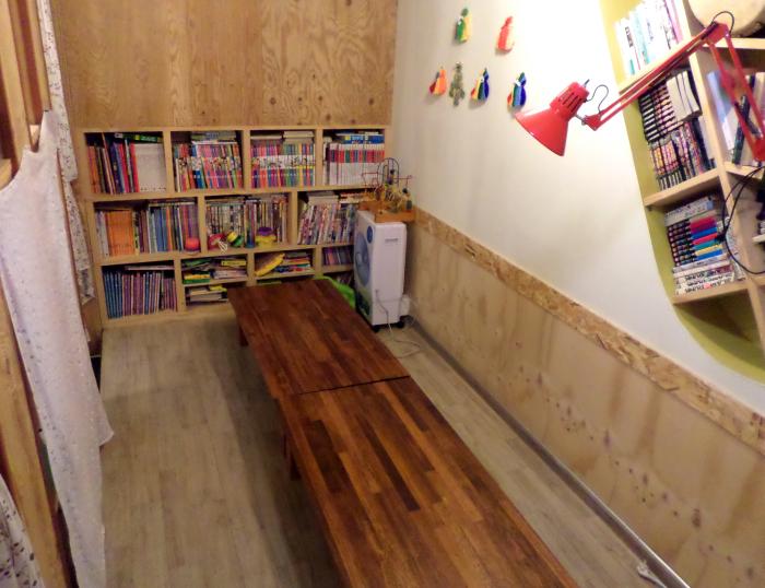 좌식 테이블이 있는 따뜻한 방바닥에서 아이들과 책도 읽을 수 있습니다.  