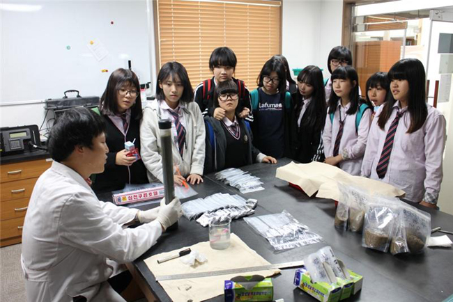 지난해 태안해안국립공원 자유학기제 프로그램에 참가한 학생들이 자원보전 업무를 체험하고 있다.