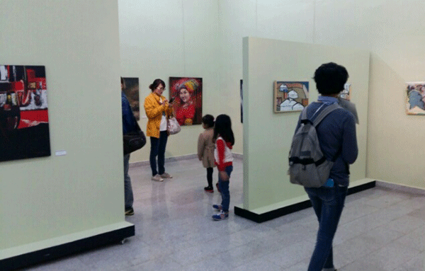 관람객들이 임립미술관 본관에 전시된 작품을 감상하고 있다.