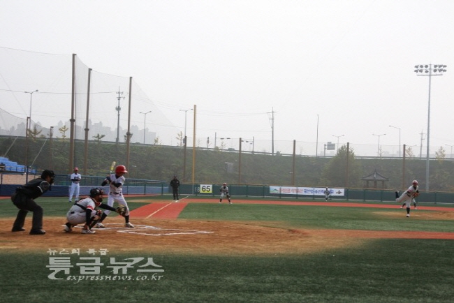 제15회 박찬호기 야구대회의 첫 시합으로 공주중동초와 대구율화초가 경기를 하고 있다.