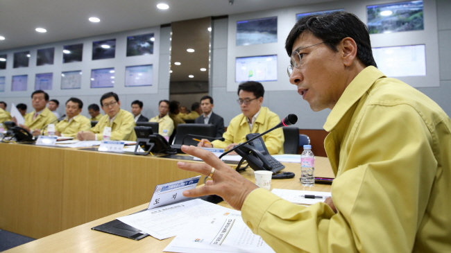 도 가뭄비상대책본부는 12일 도청 재난안전상황실에서 회의를 개최했다.