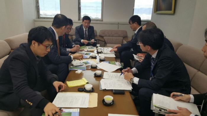 일본을 방문중인 허승욱 정무부지사는 21일 시즈오카현지사를 만나 교류협력 강화 방안을 논의했다.