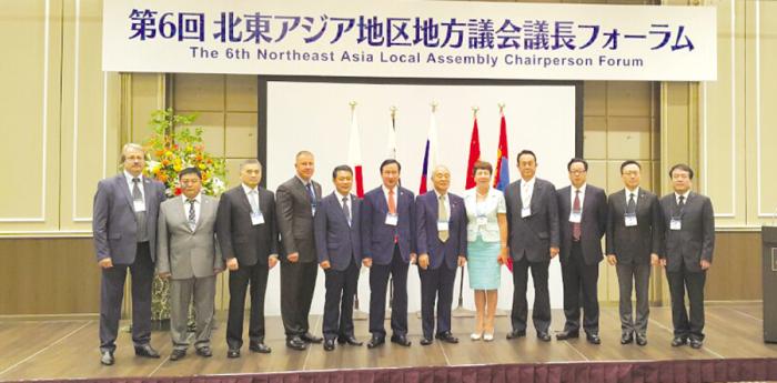 일본 니가타현 니가타시에서 지난해 9월 열린 제6회 동북아시아 지방의회의장 포럼에 참석한 5개국 12개 지방의회 의장들이 기념 촬영을 했다. 왼쪽에서 여섯 번째가 김기영 충남 의장.