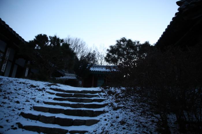 눈이 쌓인 계단