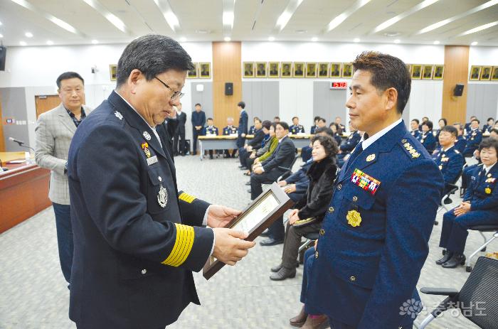 한상대<왼쪽> 소방본부장이 김기철 천안서북소방서 의용소방대연합회장에게 임명장을 주고 있다.