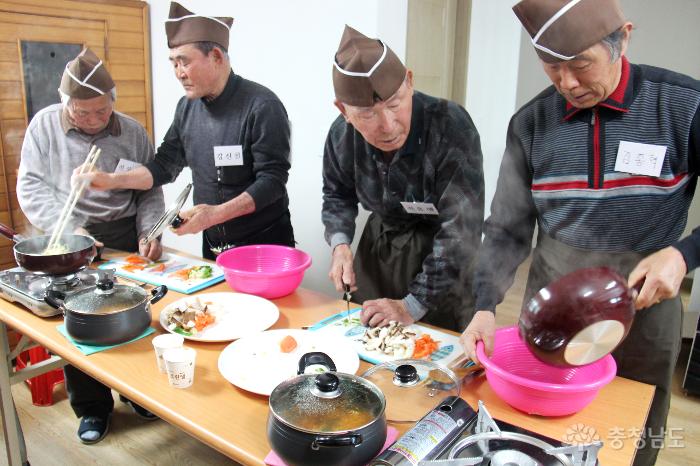 삽교보성진료소에서 열린 요리교실에 참여한 어르신들이 콩나물무침에 도전하고 있다. ⓒ 무한정보신문