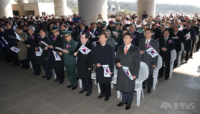 안희정 지사가 1일 천안 독립기념관에서 열린 삼일절 기념식에서 삼일절 노래를 제창하고 있다.